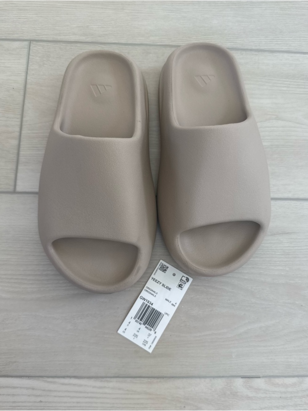 Yeezy Slides - Picture 2 of 4